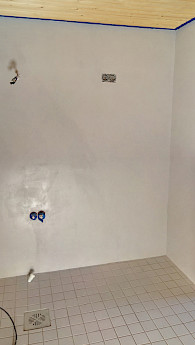 Kylpyhuone ja kodinhoitohuone 30m2 mikrosementtilaatan päälle